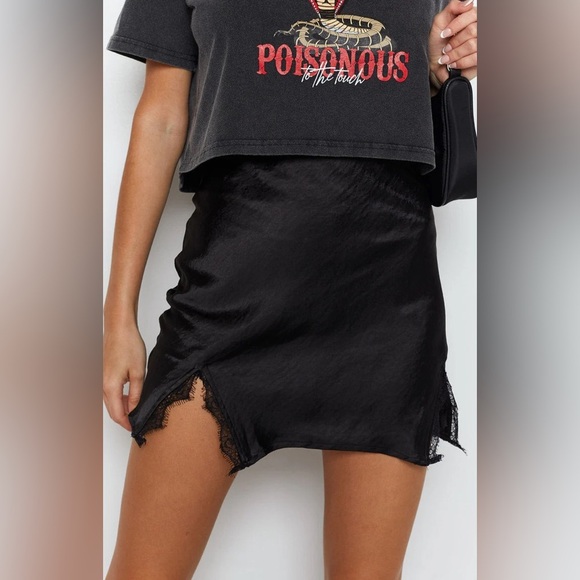 Razy’s Satin Feel Lace Slit Detail Zip Up Mini Skirt - Picture 11 of 16